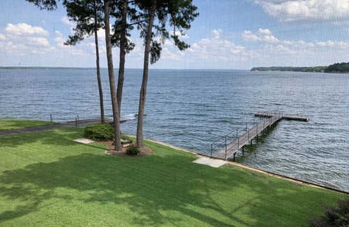 Abbeville Casa | Hermosa casa frente al lago con muelle privado y rampa para botes