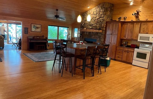 Aitkin Cabina | Beautiful Lakefront Property with Guesthouse