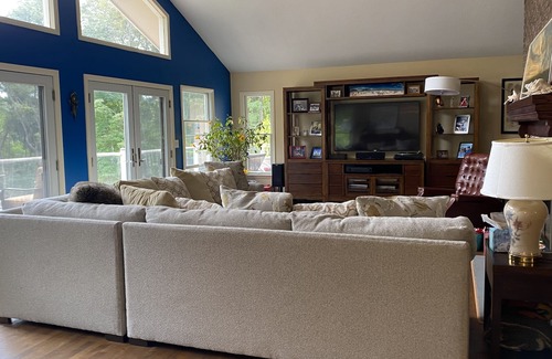 Brookfield Casa | Beautiful Lakefront Home in Brookfield
