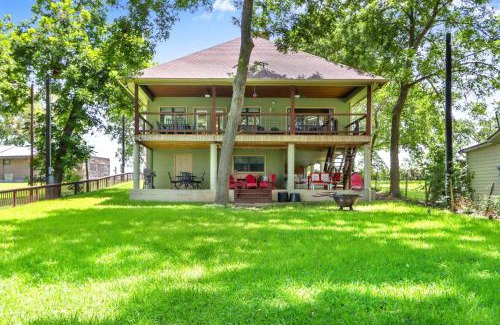 New Braunfels Casa | Beautiful Lakefront Cabin - Something For Everyone