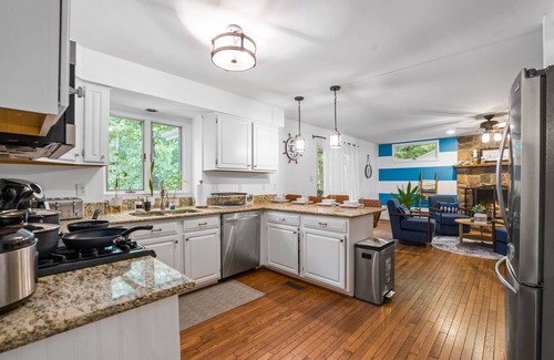 Locust Grove Casa | Beautiful Lakehouse w/ kayaks & Canoes + Hotub Gated Community w/ Private Beach
