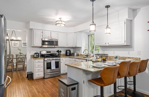 Locust Grove Casa | Beautiful Lakehouse w/ kayaks & Canoes + Hotub Gated Community w/ Private Beach