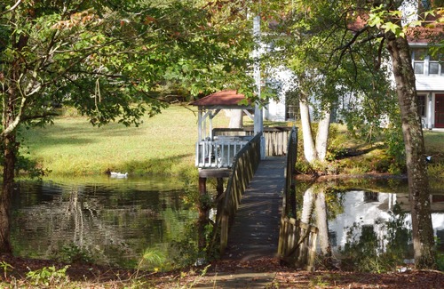 Chattahoochee Hills Casa | Hermosa cabaña junto al lago (Hidden Cove Farmhouse)
