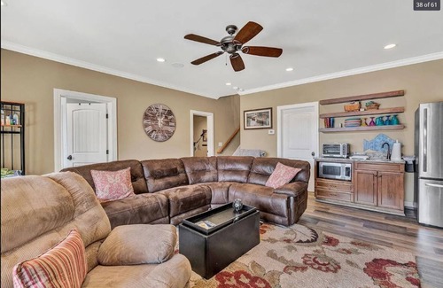 Huddleston Casa | Beautiful lakeside family or corporate retreat with pool, hot tub, and more!