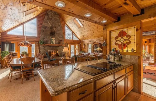 Londonderry Casa | Beautiful Lakeview Log Cabin on 60-Acre Property