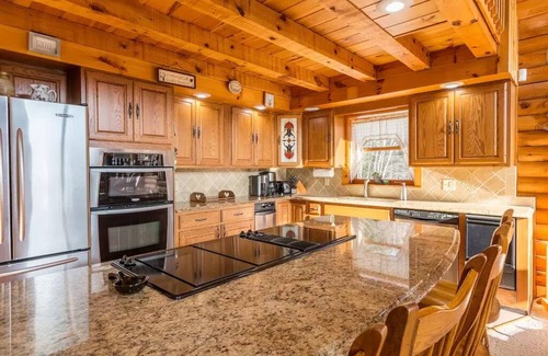 Londonderry Casa | Beautiful Lakeview Log Cabin on 60-Acre Property