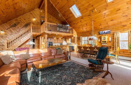 Londonderry Casa | Beautiful Lakeview Log Cabin on 60-Acre Property