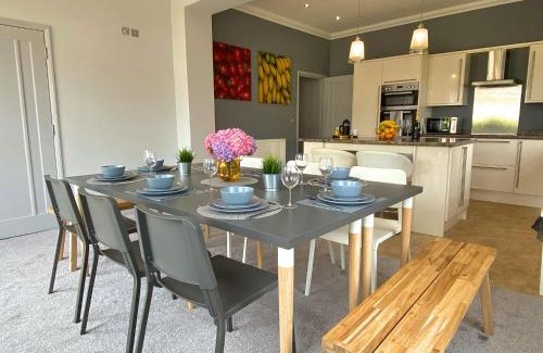 Westbourne Casa | Beautiful Large 4 bedroom House - 5 Minute Walk to the Best Beach! - Great Location - Garden - Parking - Fast WiFi - Smart TV - Newly decorated - sleeps up to 10! Close to Bournemouth & Poole & Sandbanks