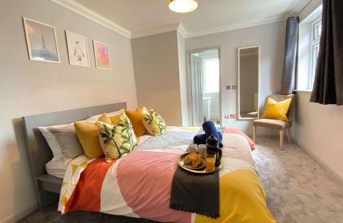 Westbourne Casa | Beautiful Large 4 bedroom House - 5 Minute Walk to the Best Beach! - Great Location - Garden - Parking - Fast WiFi - Smart TV - Newly decorated - sleeps up to 10! Close to Bournemouth & Poole & Sandbanks