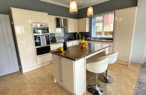 Westbourne Casa | Beautiful Large 4 bedroom House - 5 Minute Walk to the Best Beach! - Great Location - Garden - Parking - Fast WiFi - Smart TV - Newly decorated - sleeps up to 10! Close to Bournemouth & Poole & Sandbanks