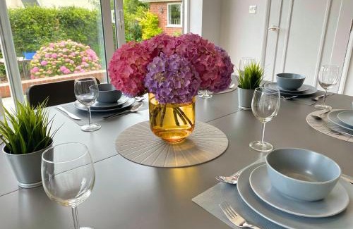 Westbourne Casa | Beautiful Large 4 bedroom House - 5 Minute Walk to the Best Beach! - Great Location - Garden - Parking - Fast WiFi - Smart TV - Newly decorated - sleeps up to 10! Close to Bournemouth & Poole & Sandbanks