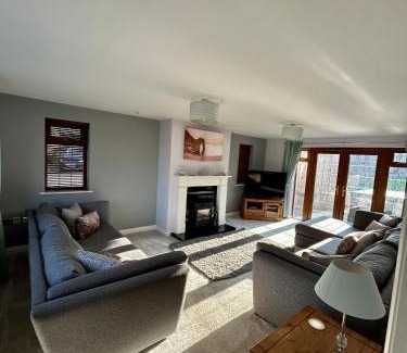 Brympton Casa | Beautiful Large 4 bedroom house with hot tub