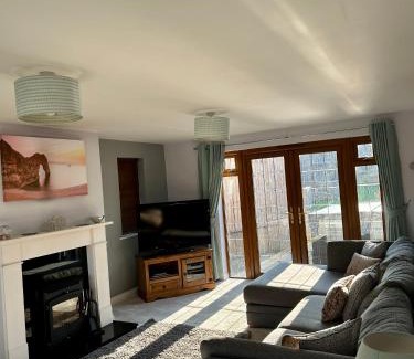 Brympton Casa | Beautiful Large 4 bedroom house with hot tub
