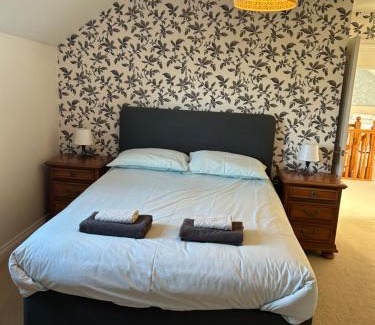 Brympton Casa | Beautiful Large 4 bedroom house with hot tub