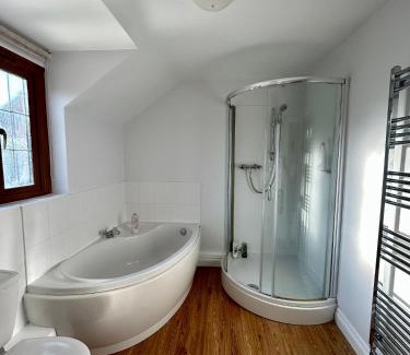 Brympton Casa | Beautiful Large 4 bedroom house with hot tub