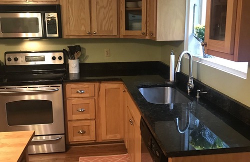 Robbinsville Casa | Hermosa casa grande de 4 dormitorios en la montaña con estanque, riachuelo, WIFI, capacidad para 8 personas, privado