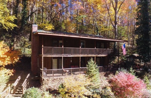 Robbinsville Casa | Hermosa casa grande de 4 dormitorios en la montaña con estanque, riachuelo, WIFI, capacidad para 8 personas, privado