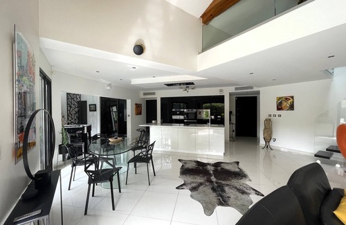 Bandol Villa | CHALET CONTEMPORÁNEO DE ALTA PARED EN LOS PINS.