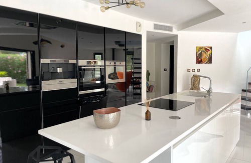 Bandol Villa | CHALET CONTEMPORÁNEO DE ALTA PARED EN LOS PINS.