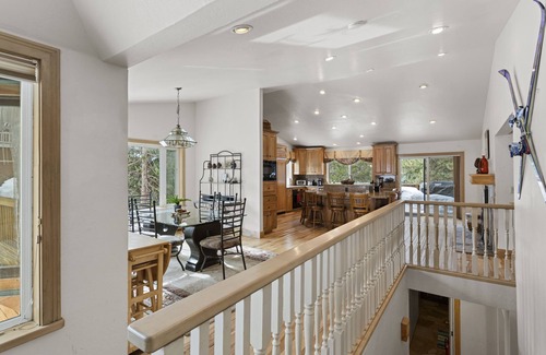 Round Hill Village Casa | Hermoso retiro de 6 dormitorios en Lake Tahoe con áreas de entretenimiento enormes