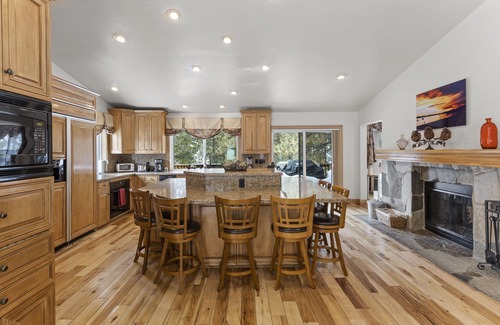 Round Hill Village Casa | Hermoso retiro de 6 dormitorios en Lake Tahoe con áreas de entretenimiento enormes