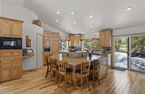 Round Hill Village Casa | Hermoso retiro de 6 dormitorios en Lake Tahoe con áreas de entretenimiento enormes