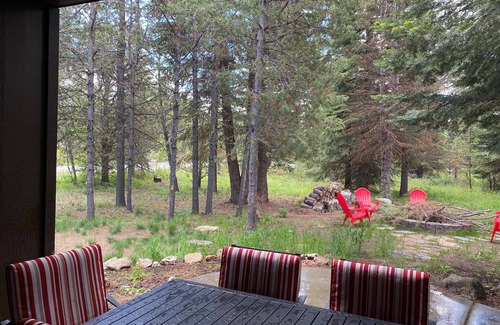 Donnelly Casa | Beautiful Large Cabin Home 5 minutes from lake, beach. 10 minutes to Tamarak ski
