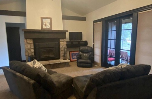 Donnelly Casa | Beautiful Large Cabin Home 5 minutes from lake, beach. 10 minutes to Tamarak ski