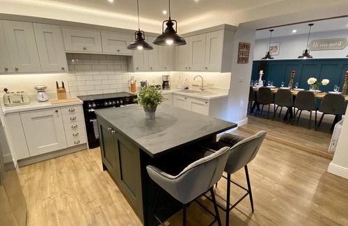 Lampeter Casa | Beautiful Large Country Barn Conversion Hot Tub, Pool, BBQ Hut, Large Grounds