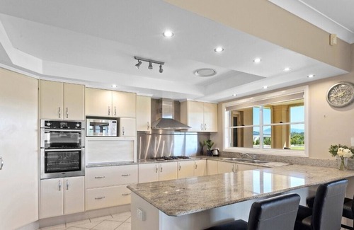Worrigee Casa | Beautiful Large Country Home in the Perfect Location with tennis court & theatre