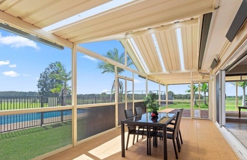 Worrigee Casa | Beautiful Large Country Home in the Perfect Location with tennis court & theatre