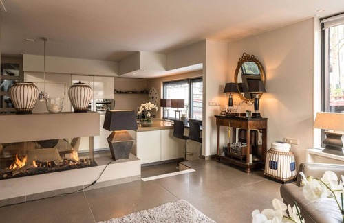 Jordaan Alquiler De Eote | Beautiful large houseboat-apartment at the canal district in the hearth of Amsterdam.