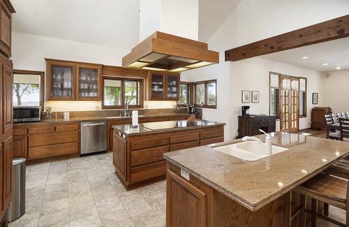 Valley Center Casa | ¡DISPONIBLE AHORA! Hermosa casa de retiro Tudor grande en 40 acres pacíficos