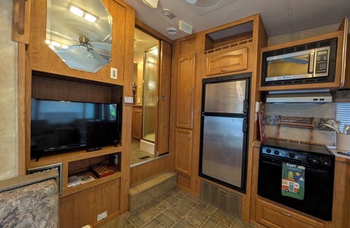 Wakefield Alquiler De RV | Beautiful little Camper w/all the extras at RockWater Campground.