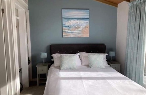 Shute Chalet De Esquí | Beautiful Lodge for 4 with Hot TubNr Lyme Regis
