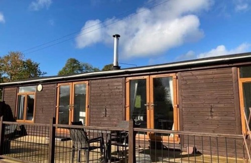 Shute Chalet De Esquí | Beautiful Lodge for 4 with Hot TubNr Lyme Regis