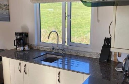 Shute Chalet De Esquí | Beautiful Lodge for 4 with Hot TubNr Lyme Regis