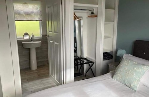 Shute Chalet De Esquí | Beautiful Lodge for 4 with Hot TubNr Lyme Regis