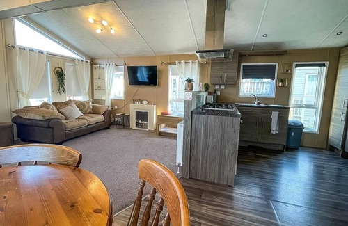 Clacton-on-Sea Cabina | Beautiful lodge with decking at Oaklands Holiday Park in Essex ref 39031BG