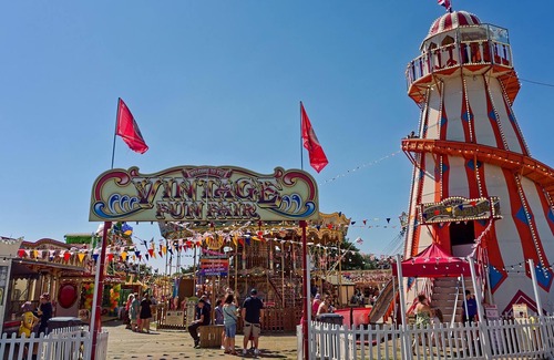 Clacton-on-Sea Cabina | Beautiful lodge with decking at Oaklands Holiday Park in Essex ref 39031BG