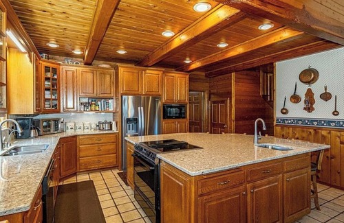 Adna Cabina | Beautiful lodge home with 50 acres of hiking trails!