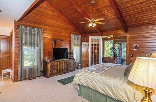 Adna Cabina | Beautiful lodge home with 50 acres of hiking trails!