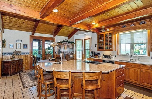 Adna Cabina | Beautiful lodge home with 50 acres of hiking trails!