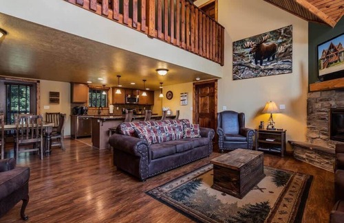 Reeds Spring Cabina | BEAUTIFUL LODGE with 7 Master Suites!! By Pool!