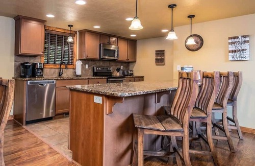 Reeds Spring Cabina | BEAUTIFUL LODGE with 7 Master Suites!! By Pool!