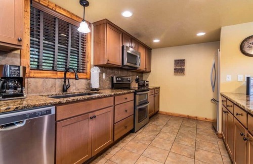Reeds Spring Cabina | BEAUTIFUL LODGE with 7 Master Suites!! By Pool!