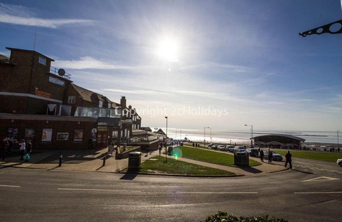 Hunstanton Cabina | Beautiful Lodge With Decking In Hunstanton At Manor Park Ref 23023W