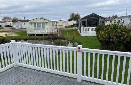 Hunstanton Cabina | Beautiful Lodge With Decking In Hunstanton At Manor Park Ref 23195K