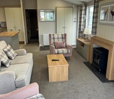Hunstanton Cabina | Beautiful Lodge With Decking In Hunstanton At Manor Park Ref 23195K
