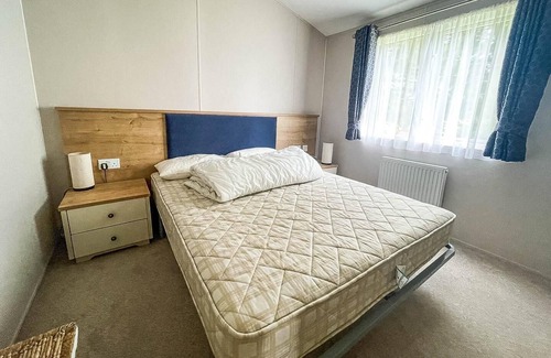 Hopton Cabina | Beautiful lodge with decking at Breydon Water Park in Norfolk ref 10022B